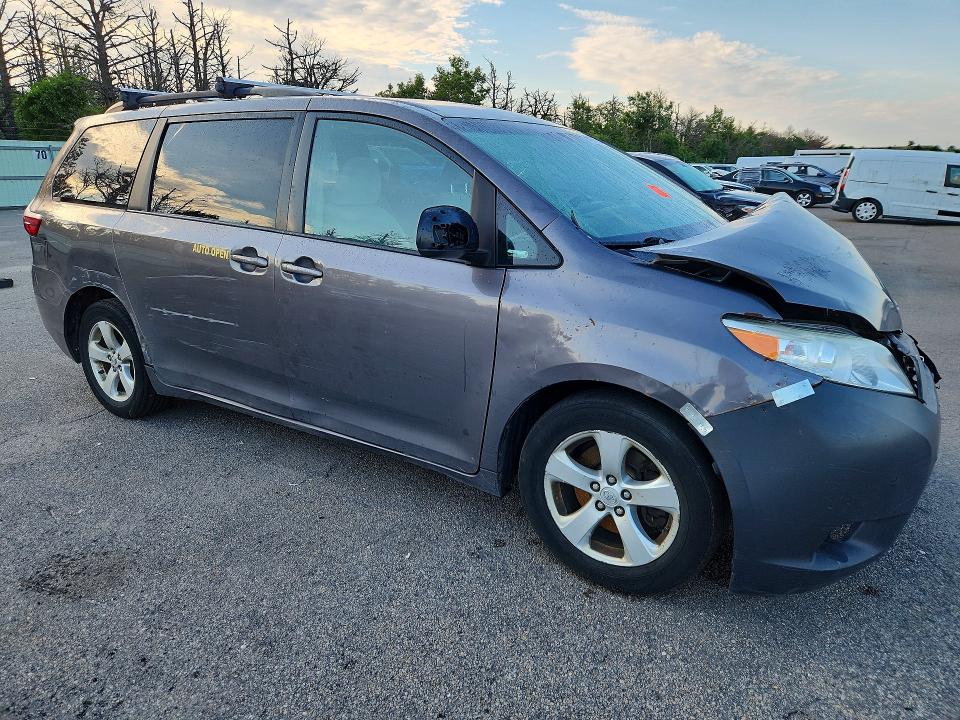 Photo 4 from auction – 2017 TOYOTA SIENNA with VIN 5TDKZ3DC7HS781998