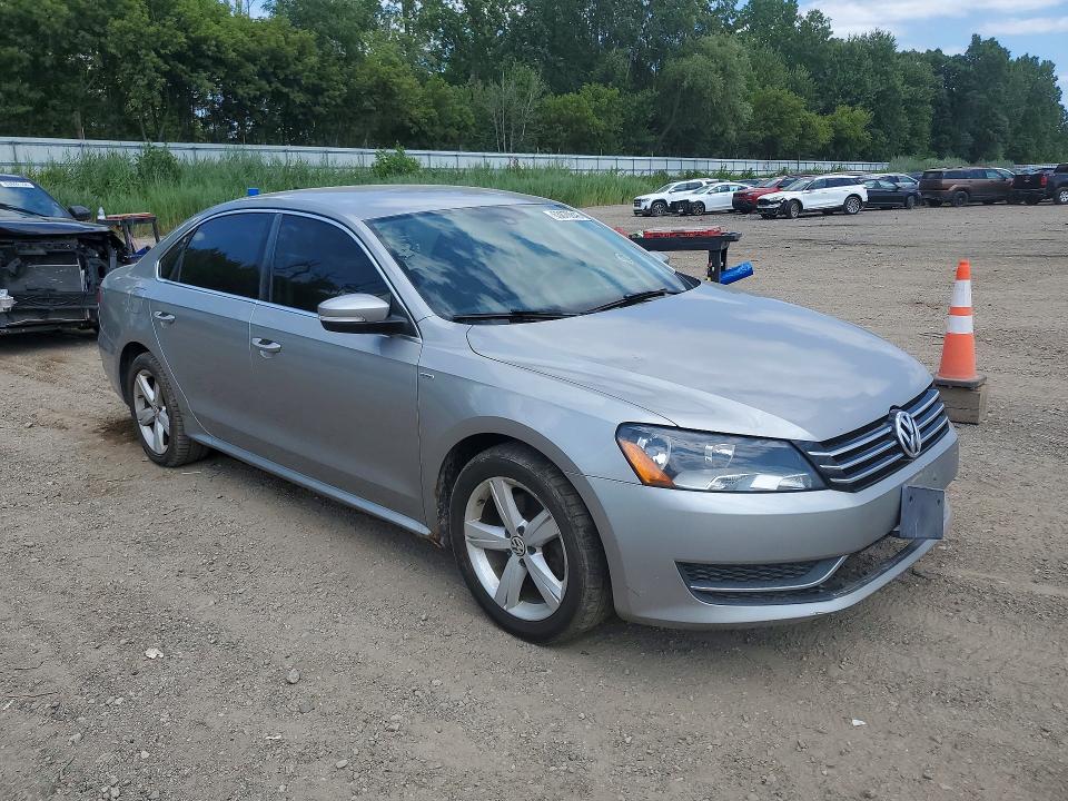 Photo 4 from auction – 2014 VOLKSWAGEN PASSAT with VIN 1VWAT7A3XEC032857