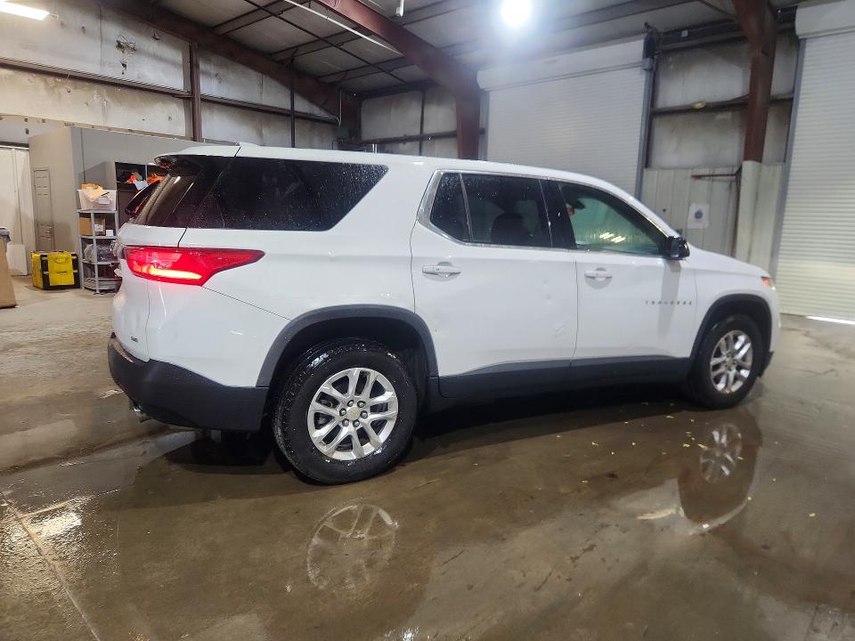 Photo 3 from auction – 2018 CHEVROLET TRAVERSE with VIN 1GNEVFKW6JJ148975