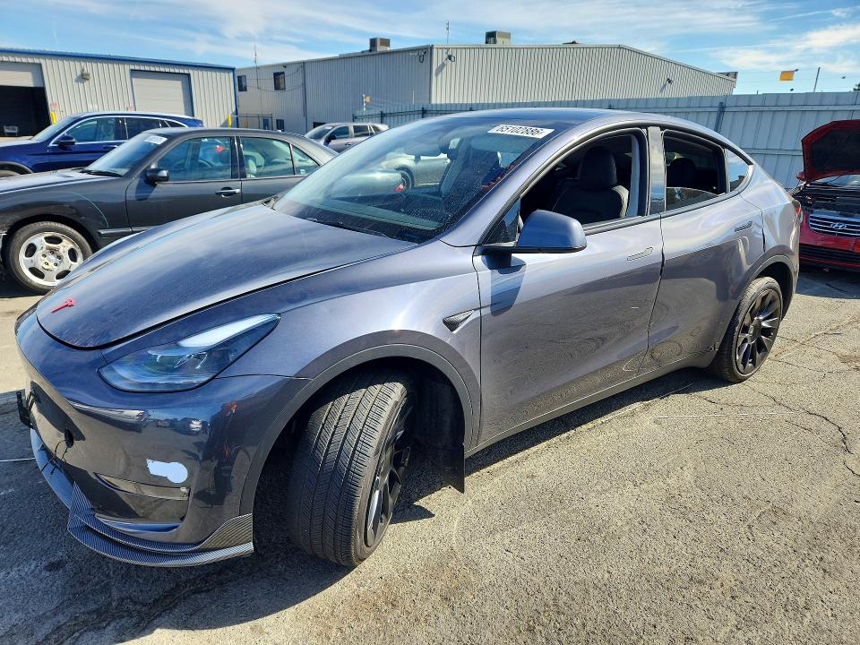 TESLA MODEL Y 2023 z numerem VIN 7SAYGDEE1PF896737 - Zdjęcie z aukcji