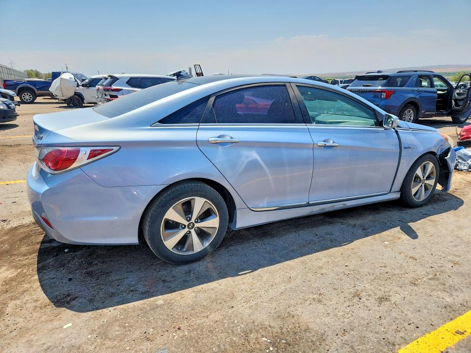 Photo 3 from auction – 2011 HYUNDAI SONATA with VIN KMHEC4A48BA016929