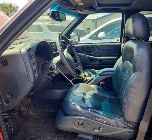 Photo 7 from auction – 2000 CHEVROLET BLAZER with VIN 1GNDT13W5Y2380684