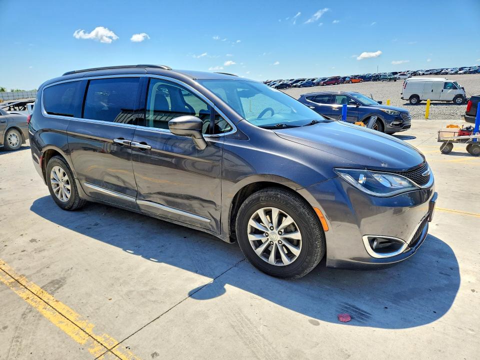 Photo 4 from auction – 2017 CHRYSLER PACIFICA with VIN 2C4RC1BG8HR795329