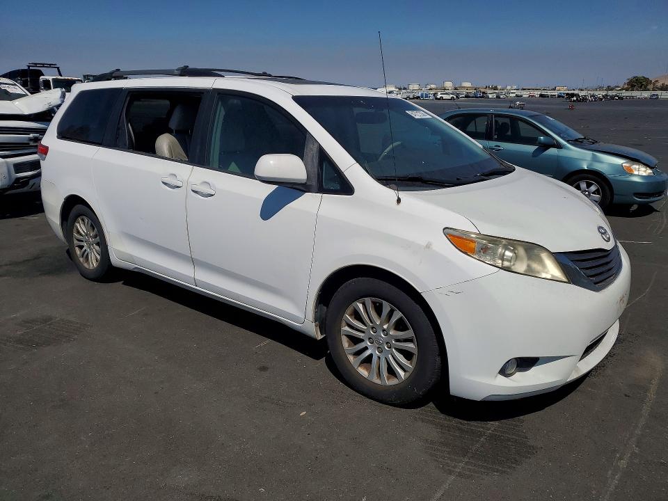 Photo 4 from auction – 2011 TOYOTA SIENNA with VIN 5TDYK3DC9BS114386