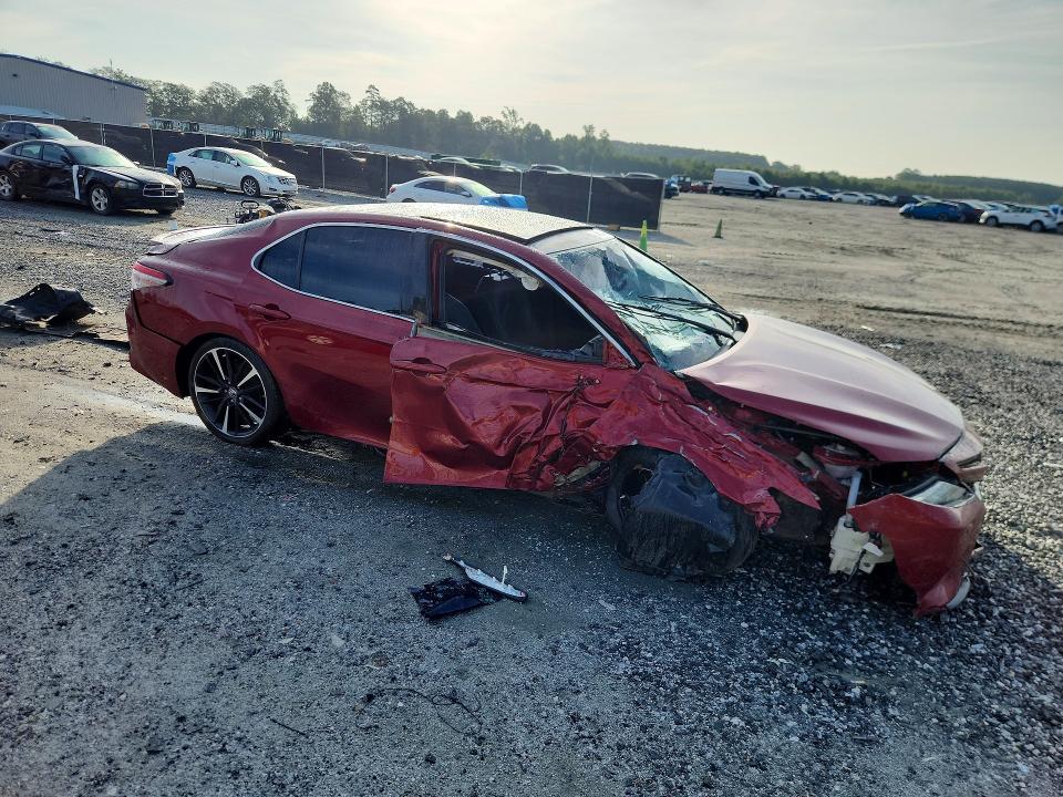 Снимка 4 от търг – 2018 TOYOTA CAMRY с VIN 4T1B61HK9JU640569