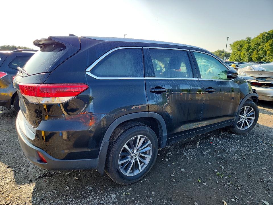 Zdjęcie 3 z aukcji – 2018 TOYOTA HIGHLANDER z VIN 5TDJZRFH5JS818544