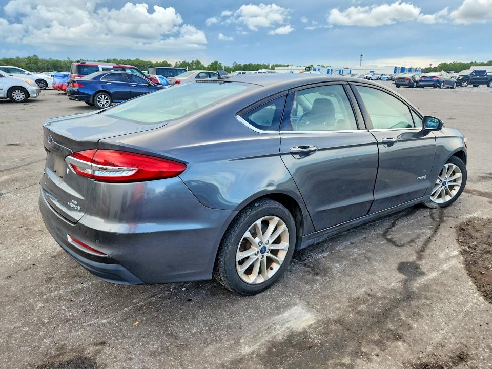 Photo 3 from auction – 2019 FORD FUSION with VIN 3FA6P0LU3KR225493