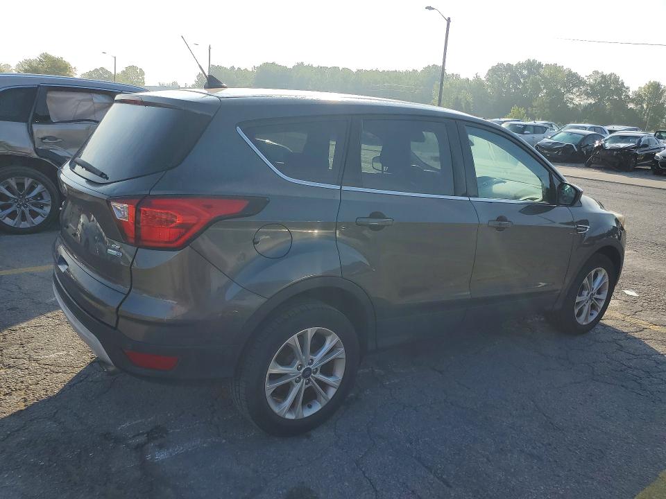 Photo 3 from auction – 2019 FORD ESCAPE with VIN 1FMCU9GD9KUC35678