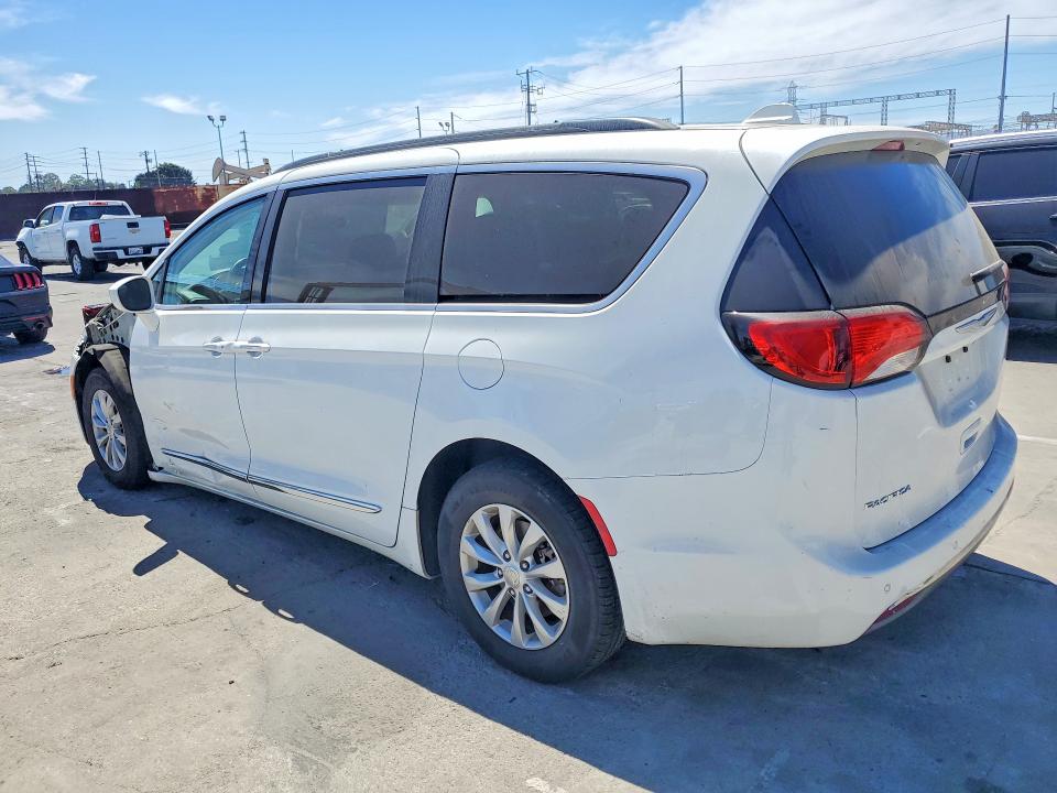 Photo 2 from auction – 2017 CHRYSLER PACIFICA with VIN 2C4RC1BG5HR572455