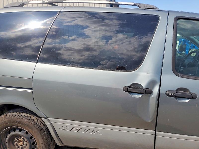 Photo 11 from auction – 2000 TOYOTA SIENNA with VIN 4T3ZF13C8YU179705