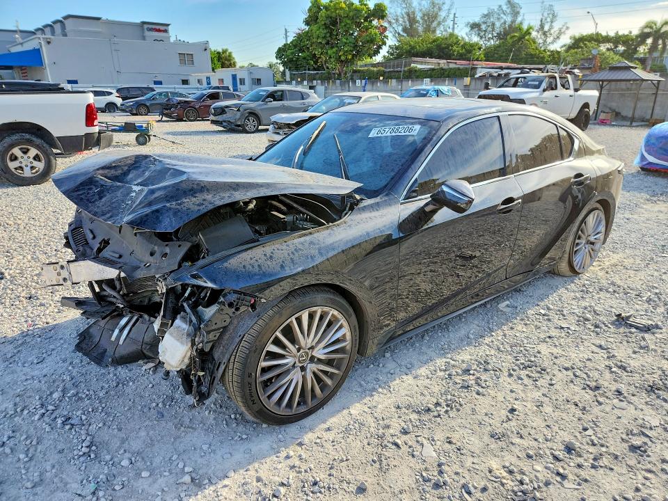 LEXUS IS 2023 مع رقم تعريف المركبة JTHDA1D27P5125086 - صورة من المزاد