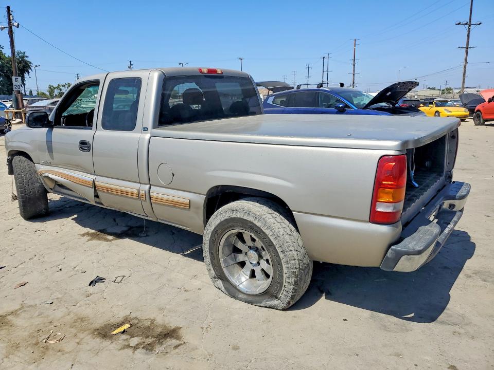 Фото 2 с аукциона – 2002 CHEVROLET SILVERADO с VIN 2GCEC19V521357201