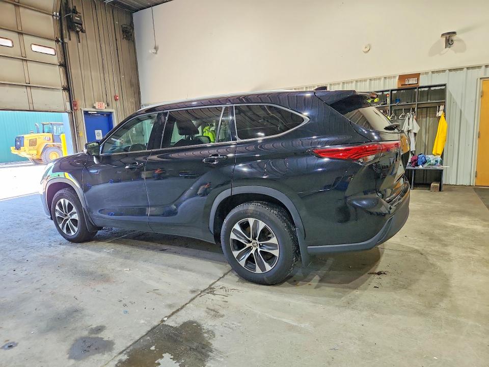 Photo 2 from auction – 2022 TOYOTA HIGHLANDER with VIN 5TDGZRBH4NS573421