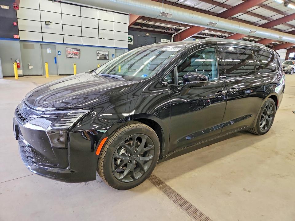 CHRYSLER PACIFICA 2027 with VIN 2C4RC1GG7VR579217 - Photo from auction
