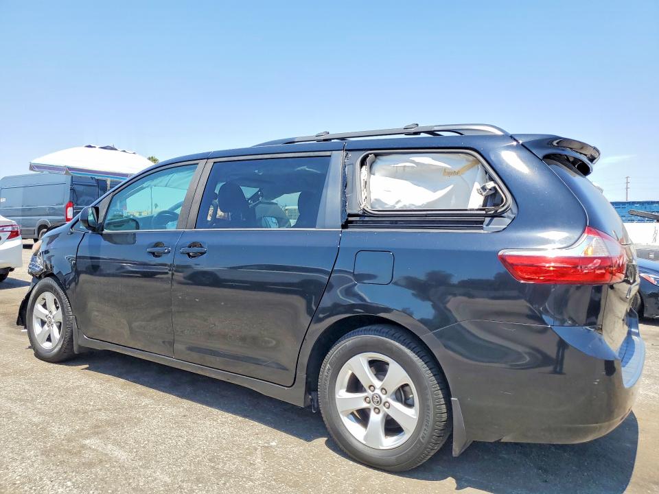 Photo 2 from auction – 2018 TOYOTA SIENNA with VIN 5TDKZ3DC2JS946510