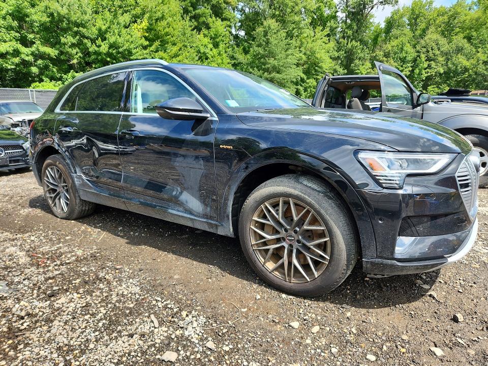 Photo 4 from auction – 2019 AUDI E-TRON with VIN WA1VABGE4KB016171