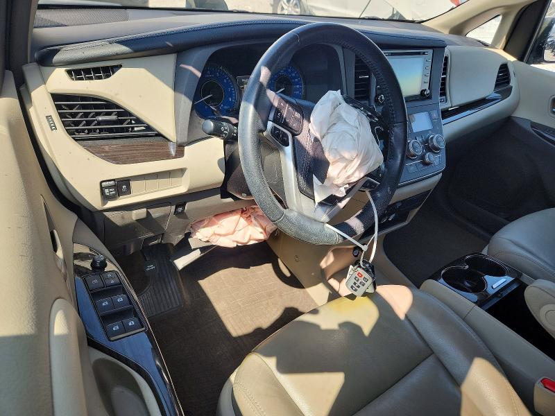 Photo 8 from auction – 2018 TOYOTA SIENNA with VIN 5TDDZ3DC8JS202970