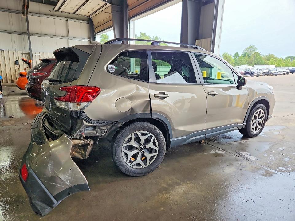 Photo 3 from auction – 2019 SUBARU FORESTER with VIN JF2SKAEC6KH568464