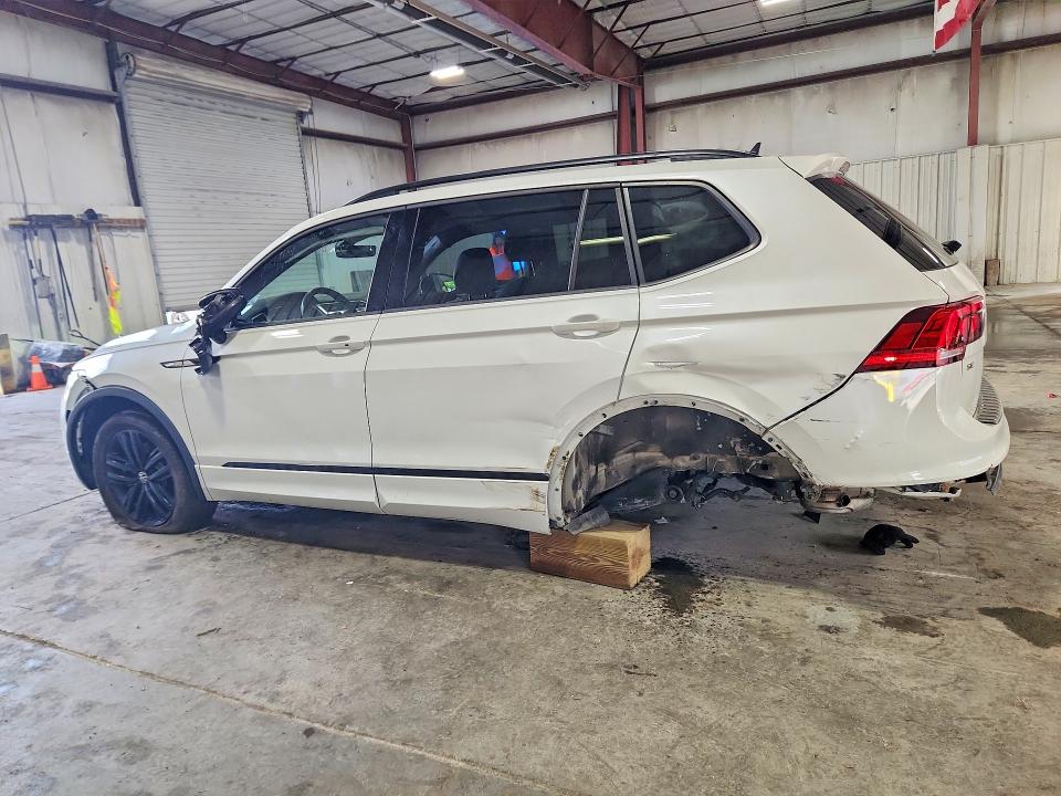 Photo 2 from auction – 2022 VOLKSWAGEN TIGUAN with VIN 3VV8B7AX2NM095698