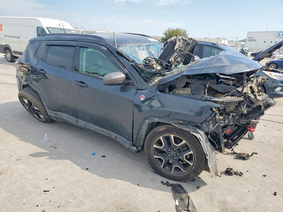 Снимка 4 от търг – 2018 JEEP COMPASS с VIN 3C4NJDDB9JT211935