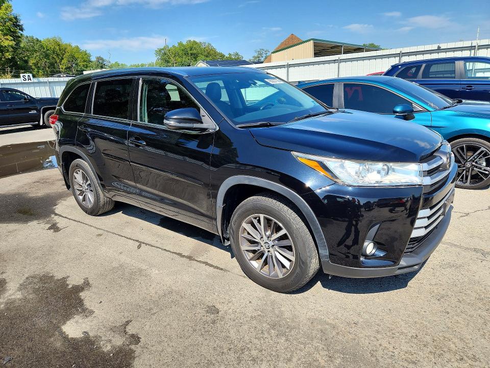 Photo 4 from auction – 2018 TOYOTA HIGHLANDER with VIN 5TDJZRFH4JS561604