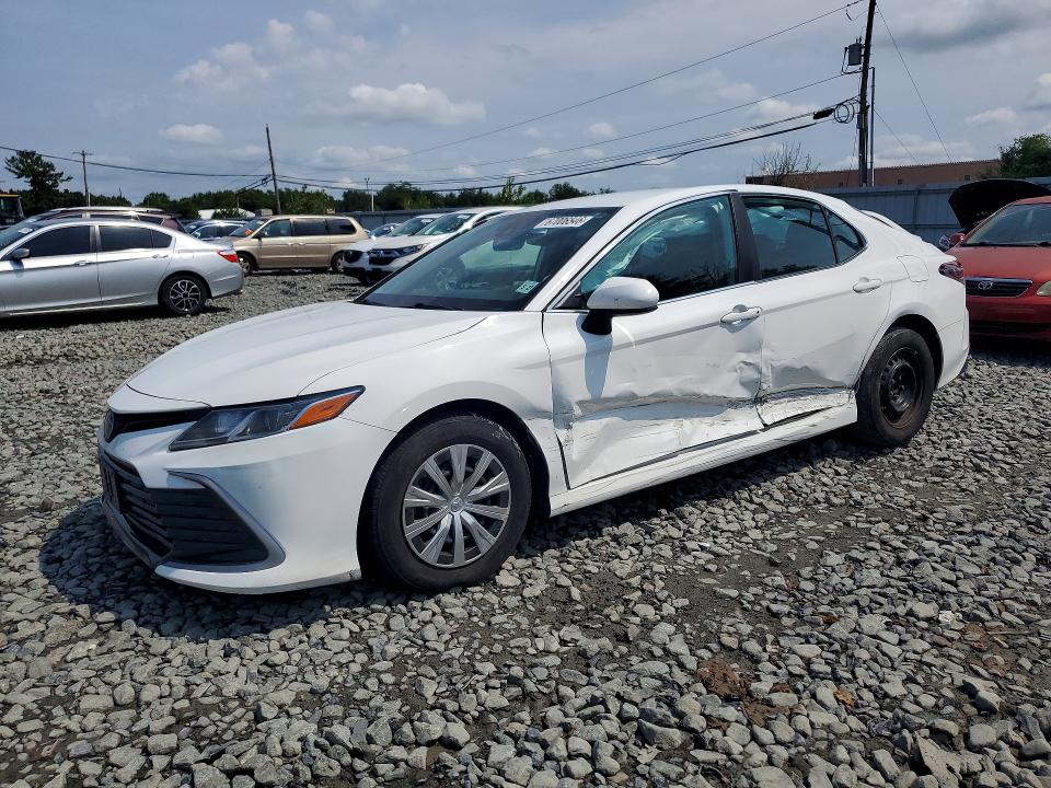 Photo 1 from auction – 2022 TOYOTA CAMRY with VIN 4T1C31AK7NU040727