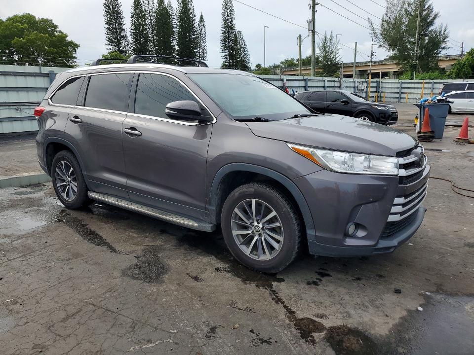 Photo 4 from auction – 2019 TOYOTA HIGHLANDER with VIN 5TDKZRFHXKS557062