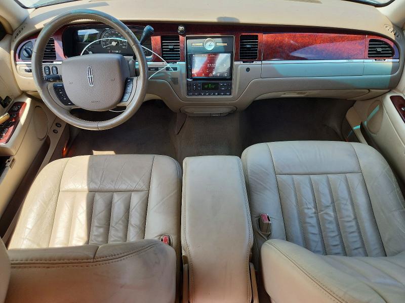 Photo 8 from auction – 2005 LINCOLN TOWN CAR with VIN 1LNHM81W65Y611468