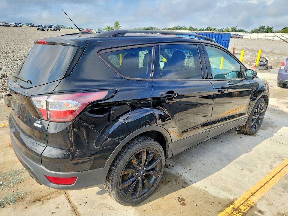 Photo 3 from auction – 2018 FORD ESCAPE with VIN 1FMCU0GD2JUB08801