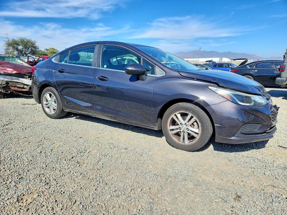 Photo 4 from auction – 2017 CHEVROLET CRUZE with VIN 1G1BE5SM4H7209972
