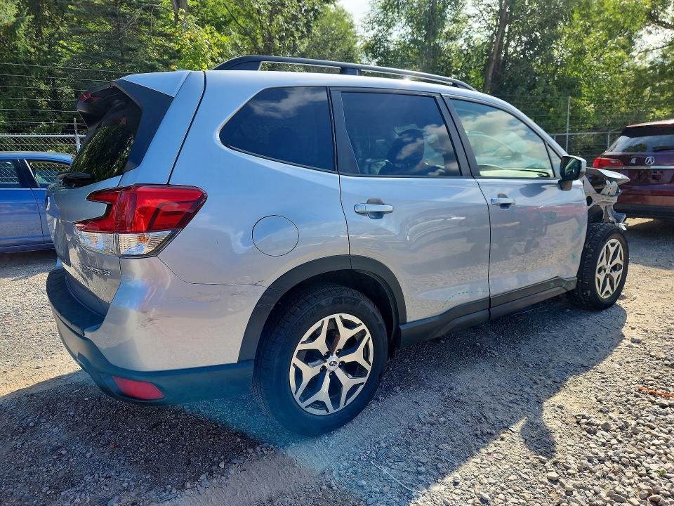 Photo 3 from auction – 2019 SUBARU FORESTER with VIN JF2SKAGC8KH547810