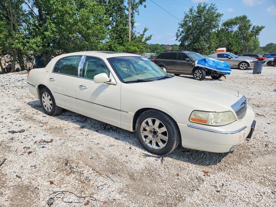 Photo 4 from auction – 2007 LINCOLN TOWN CAR with VIN 1LNHM83W57Y613776