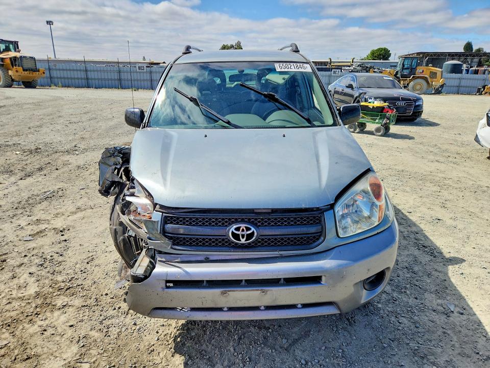 Photo 5 from auction – 2005 TOYOTA RAV4 with VIN JTEHD20V650070572