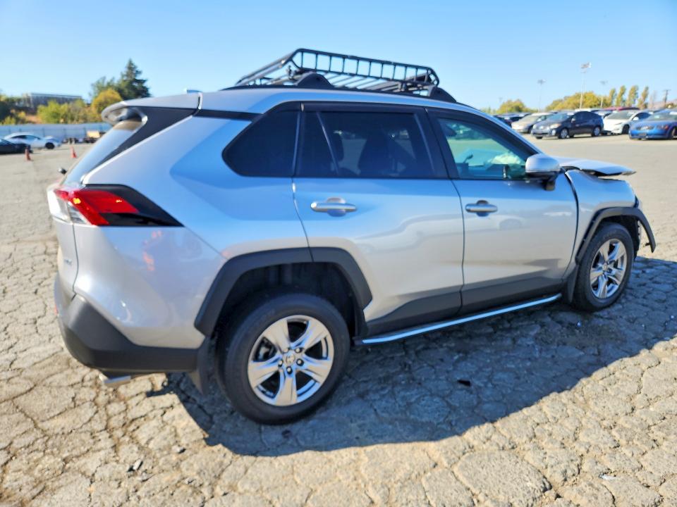 Photo 3 from auction – 2022 TOYOTA RAV4 with VIN 2T3W1RFV5NC208765