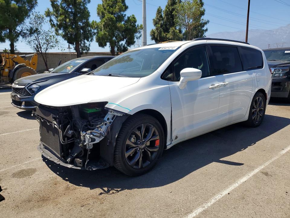 CHRYSLER PACIFICA 2018 with VIN 2C4RC1BG0JR228392 - Photo from auction