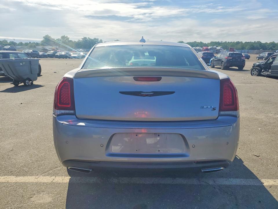 Photo 6 from auction – 2018 CHRYSLER 300 with VIN 2C3CCABG4JH266661