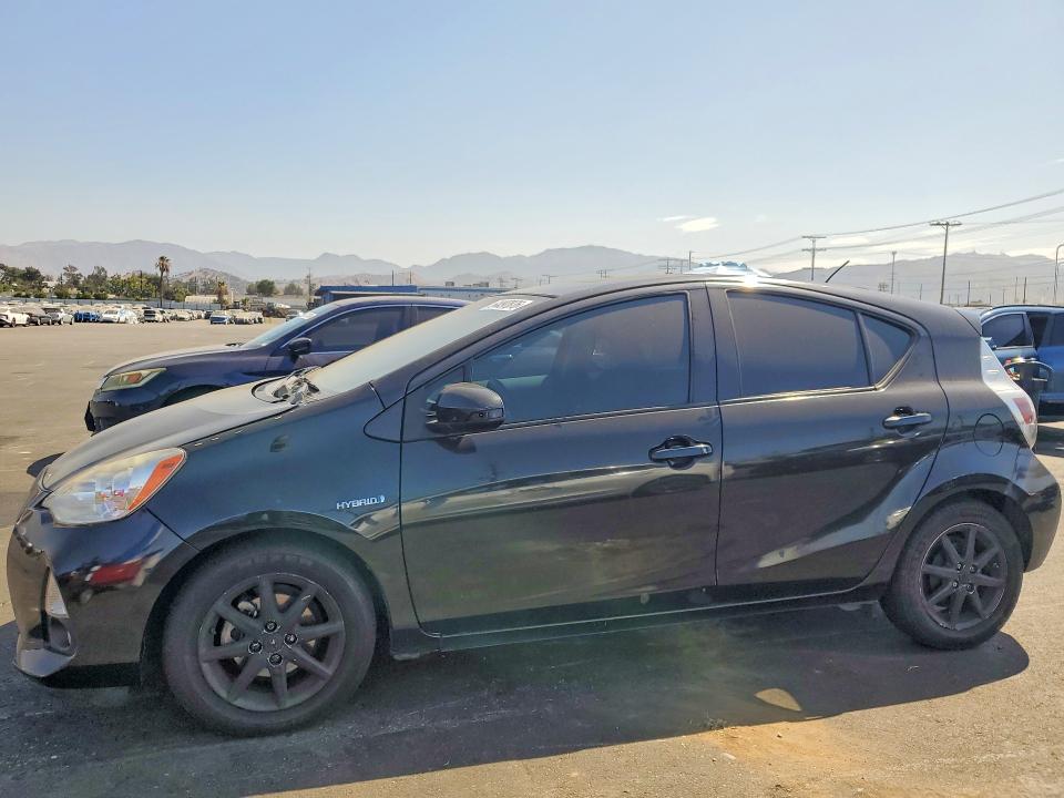 TOYOTA PRIUS C 2014 with VIN JTDKDTB35E1060511 - Photo from auction