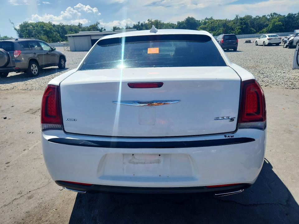Photo 6 from auction – 2018 CHRYSLER 300 with VIN 2C3CCAGG2JH267736