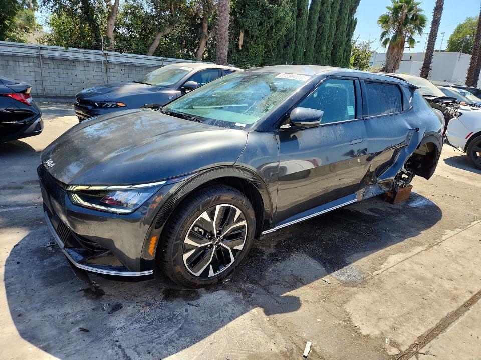 KIA EV6 2023 مع رقم تعريف المركبة KNDC34LA1P5604766 - صورة من المزاد