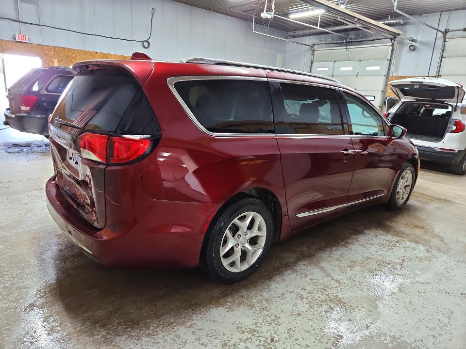 Photo 3 from auction – 2017 CHRYSLER PACIFICA with VIN 2C4RC1EGXHR660154