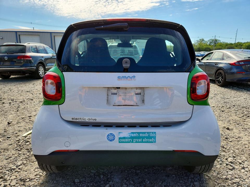Photo 6 from auction – 2018 SMART FORTWO with VIN WMEFJ9BAXJK247129
