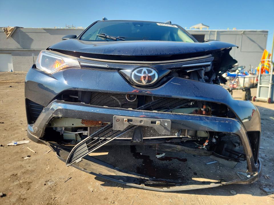 Снимка 5 от търг – 2018 TOYOTA RAV4 с VIN 2T3BFREV1JW810136