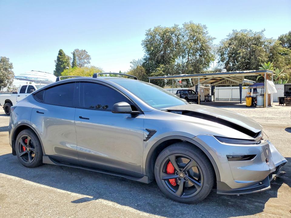 Снимка 4 от търг – 2026 TESLA MODEL Y с VIN 7SAYGDEE0TF367385