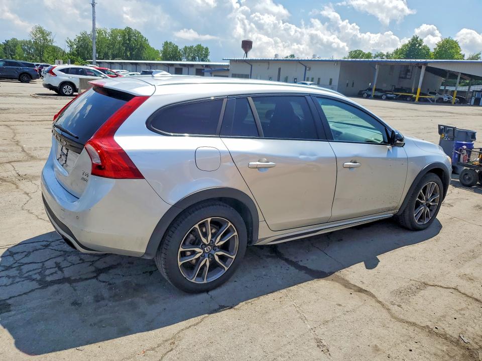 Photo 3 from auction – 2018 VOLVO V60 CROSS COUNTRY with VIN YV440MWM7J2045068