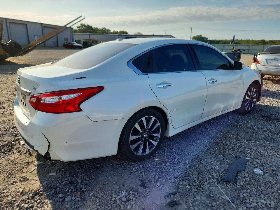 Photo 3 from auction – 2017 NISSAN ALTIMA with VIN 1N4AL3AP8HC163858