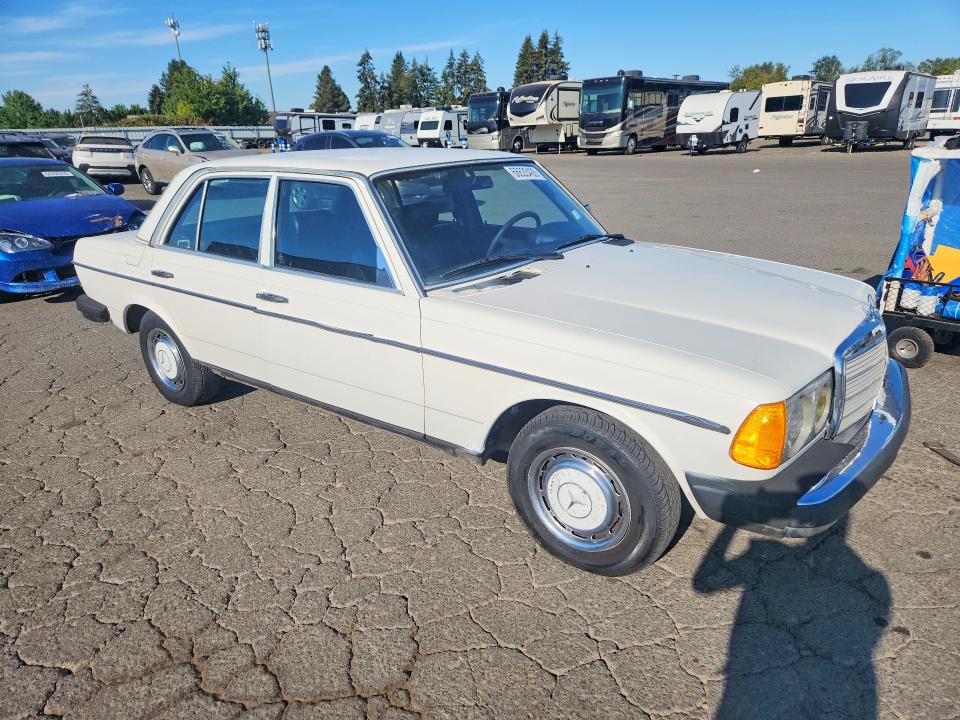 Photo 4 from auction – 1982 MERCEDES-BENZ 240 with VIN WDBAB23A7CB307686