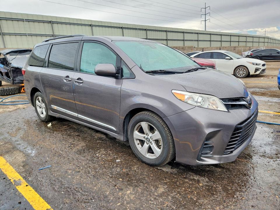 Photo 4 from auction – 2018 TOYOTA SIENNA with VIN 5TDKZ3DC5JS921276