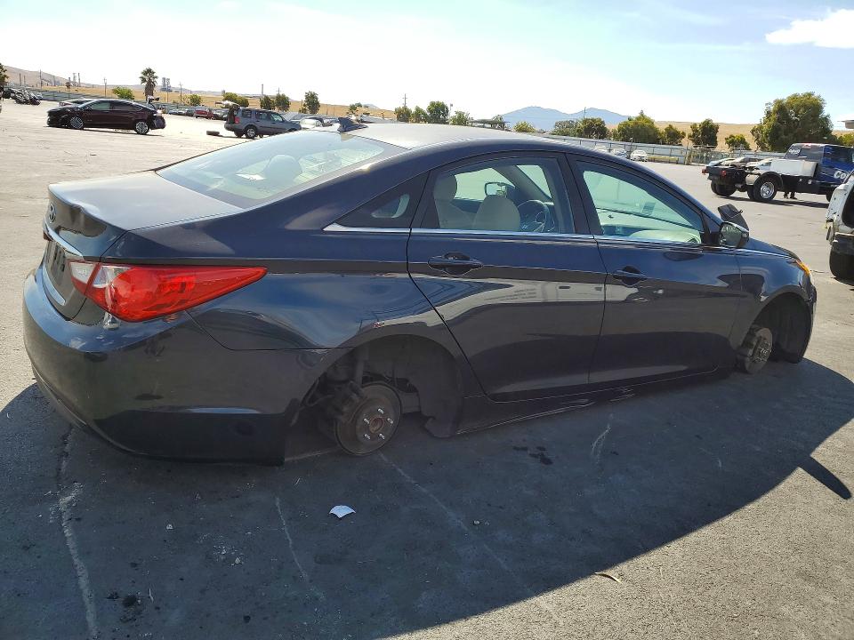 Photo 3 from auction – 2013 HYUNDAI SONATA with VIN 5NPEB4AC5DH761406