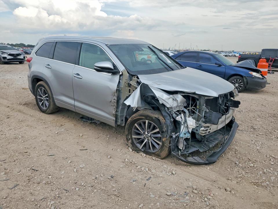 Photo 4 from auction – 2018 TOYOTA HIGHLANDER with VIN 5TDKZRFH2JS530386