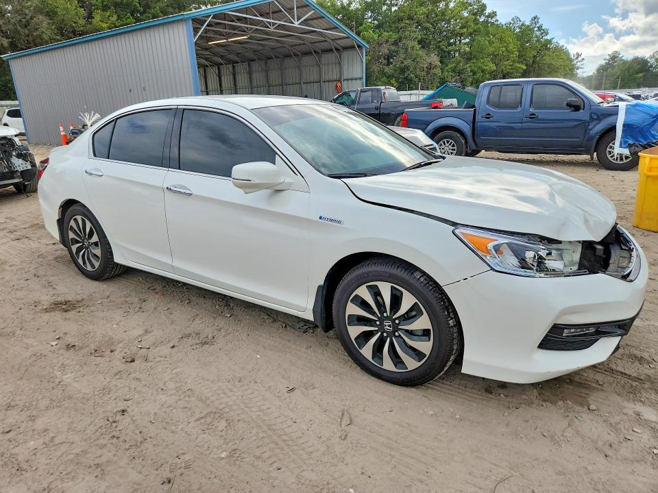 Photo 4 from auction – 2017 HONDA ACCORD with VIN JHMCR6F32HC011002